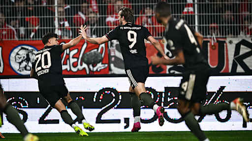 Harry Kane und Tom Bischof jubeln während des Auswärtsspiels des FC Bayern in der Bundesliga bei Union Berlin