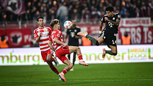 Luis Díaz saugt der Ball herunter während des Auswärtsspiels des FC Bayern in der Bundesliga bei Union Berlin