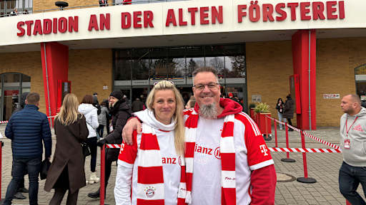 Bayern fans Stephie and Frank in front of the stadium at the Alte Försterei