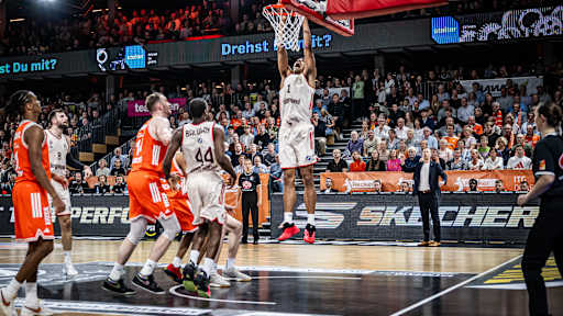 Oscar da Silva mit dem Dunk