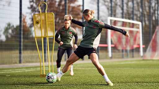 Klara Bühl während des Abschlusstrainings der FC Bayern Frauen vor Arsenal.