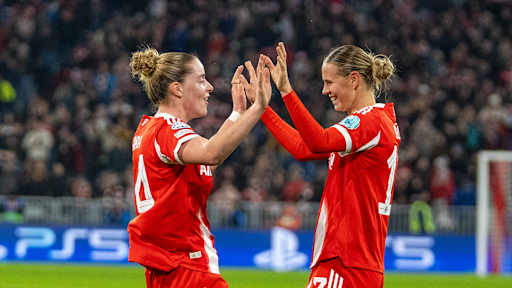 Alara und Klara Bühl bejubeln einen Treffer gegen Arsenal.