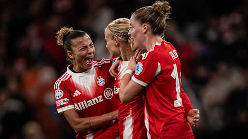 Arianna Caruso, Pernille Harder und Alara jubeln zusammen während des Heimspiels der FC Bayern Frauen in der UEFA Women’s Champions League gegen den FC Arsenal