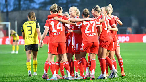 Die FC Bayern Frauen jubeln nach einem Tor gegen Borussia Dortmund.