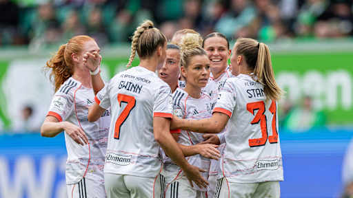 Die FC Bayern Frauen bejubeln den Sieg in Wolfsburg.