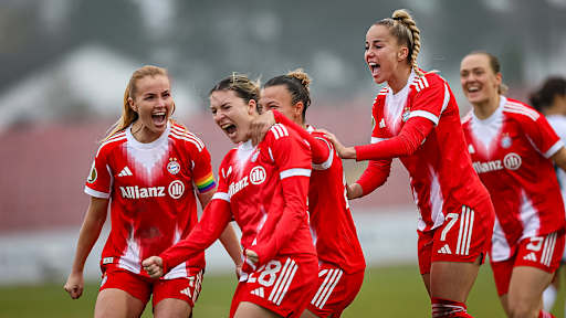Barbara Dunst, Giulia Gwinn und Co. jubeln vor während des Auswärtsspiels der FC Bayern Frauen im DFB-Pokal-Achtelfinale beim FC Ingolstadt 04