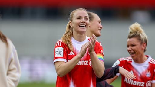 Glódís Perla Viggósdóttir klatschend nach einer Partie der FC Bayern Frauen