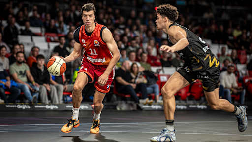 Vladimir Lucic dribbelt