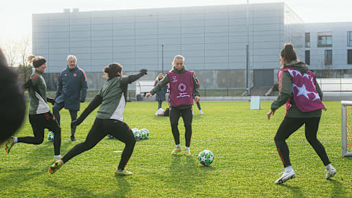 Die FC Bayern Frauen während des Abschlusstrainings vor Paris.