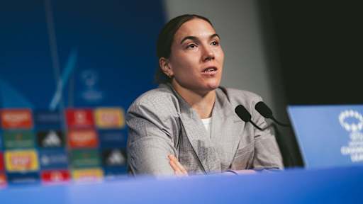 Vanessa Gilles spricht auf der Bühne der Pressekonferenz