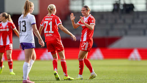 Klara Bühl und Pernille Harder bejubeln ein Tor gegen Essen.