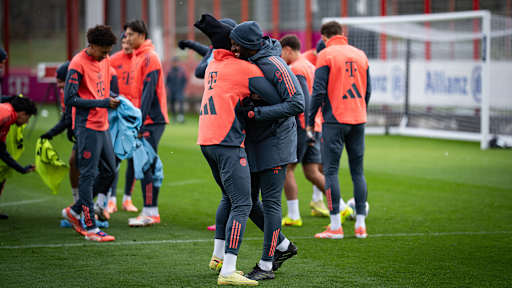 Alphonso Davies umarmt einen Trainer im Training des FC Bayern