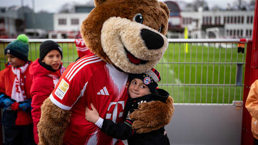 Ein Junge umarmt Berni