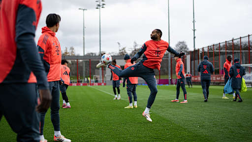 Jonathan Tah springt im Training des FC Bayern nach einem Ball