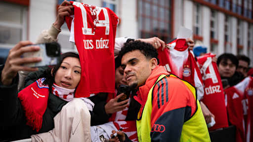 Luis Diaz macht ein Selfie mit einem Fan