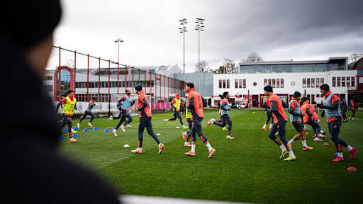 Spieler des FC Bayern laufen sich im Training warm
