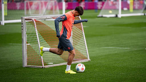 Tom Bischof spielt einen Pass im Training des FC Bayern