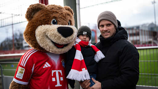 Berni und ein Vater mit seinem Sohn machen ein Foto