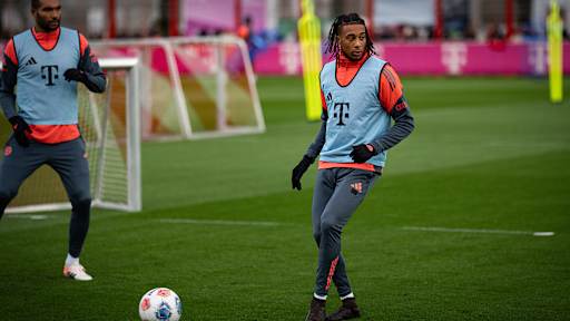 Michael Olise spielt einen Pass im Training des FC Bayern