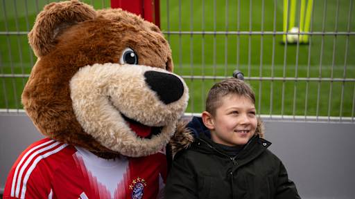 Berni und ein Junge machen ein Foto