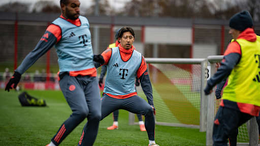 Hiroki Ito schaut im Training des FC Bayern auf den Ball