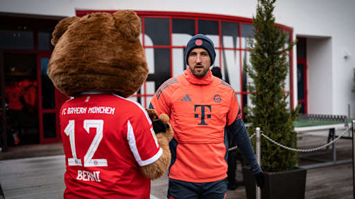 Harry Kane und Berni klatschen ab