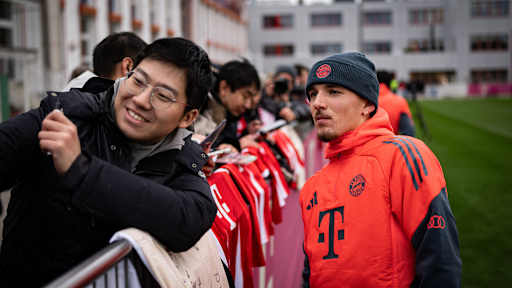 Lennart Karl macht ein Foto mit einem Fan