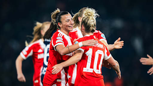 Arianna Caruso und Linda Dallmann jubeln während des Gastspiels der FC Bayern Frauen in der UEFA Women’s Champions League bei Paris Saint-Germain