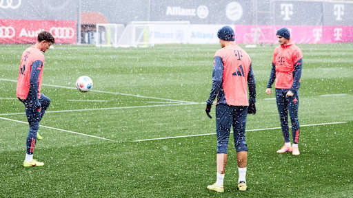 Tom Bischof und Kollegen jonglieren den Ball im Abschlusstraining des FC Bayern vor dem Bundesliga-Spiel gegen Freiburg