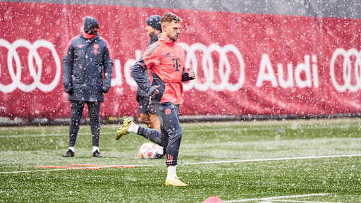 Joshua Kimmich läuft im Abschlusstraining des FC Bayern vor dem Bundesliga-Spiel gegen Freiburg