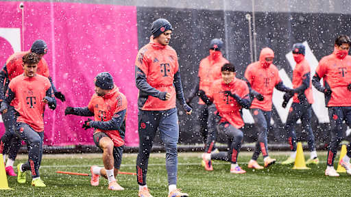 Josip Stanisic und Teamkollegen beim Warm-Up im Abschlusstraining des FC Bayern vor dem Bundesliga-Spiel gegen Freiburg
