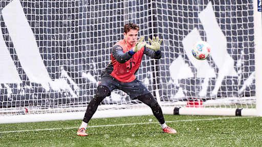 Jonas Urbig pariert einen Ball im Abschlusstraining des FC Bayern vor dem Bundesliga-Spiel gegen Freiburg