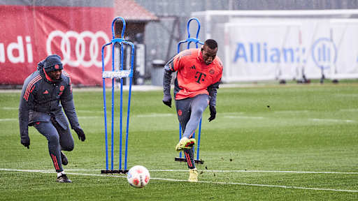Nicolas Jackson schießt aufs Tor imAbschlusstraining des FC Bayern vor dem Bundesliga-Spiel gegen Freiburg