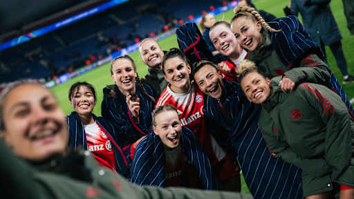 Die FC Bayern Frauen machen ein Selfie nach dem Sieg gegen Paris.