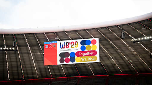 Allianz Arena-Anzeigetafel mit Werbung für die deutsche Bewerbung für die Frauen-EM 2029