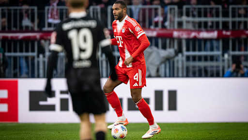 Jonathan Tah am Ball im Bundesliga-Spiel des FC Bayern gegen den SC Freiburg.