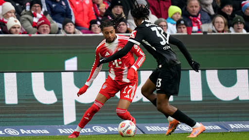 Michael Olise im Duell mit Johan Manzambi Bundesliga-Spiel des FC Bayern gegen den SC Freiburg.
