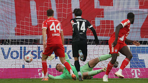 Suzuki trifft zum 1:0 für die Gäste im Bundesliga-Spiel des FC Bayern gegen den SC Freiburg.