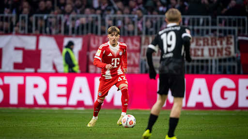 Lennart Karl am Ball im Bundesliga-Spiel des FC Bayern gegen den SC Freiburg.