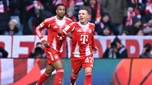 Lennart Karl jubelt nach dem 1:2 im Bundesliga-Spiel des FC Bayern gegen den SC Freiburg.