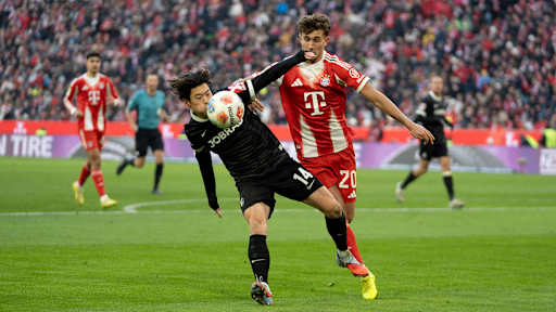 Tom Bischof attackiert Freiburgs Suzuki im Bundesliga-Spiel des FC Bayern gegen den SC Freiburg.