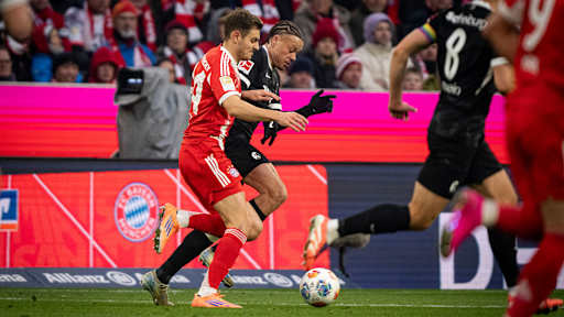 Joisip Stanisic im Duell mit Teddy Sherhant imBundesliga-Spiel des FC Bayern gegen den SC Freiburg.