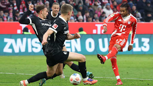 Michael Olise trifft zum 2:2 im Bundesliga-Spiel des FC Bayern gegen den SC Freiburg.