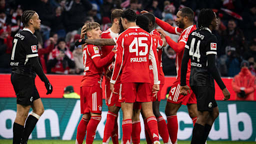 Spieler des FC Bayern jubeln nach dem 2:2 im Bundesliga-Spiel des FC Bayern gegen den SC Freiburg.