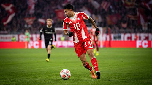 Luis Diaz am Ball im Bundesliga-Spiel des FC Bayern gegen den SC Freiburg.