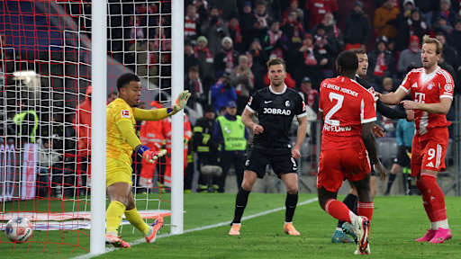 Dayot Upamecano trifft zum 3:2 im Bundesliga-Spiel des FC Bayern gegen den SC Freiburg.