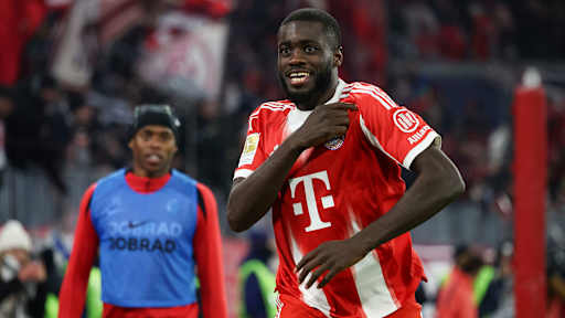 Dayot Upamecano jubelt nach dem 3:2 im Bundesliga-Spiel des FC Bayern gegen den SC Freiburg.