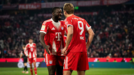 Harry Kane jubelt mit Dayot Upamecano nach dem 4:2 im Bundesliga-Spiel des FC Bayern gegen den SC Freiburg.