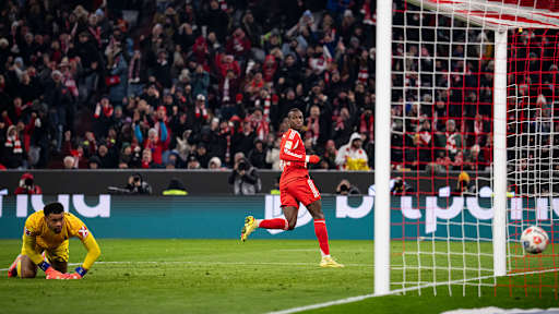 Nicolas Jackson trifft zum 5:2 im Bundesliga-Spiel des FC Bayern gegen den SC Freiburg.