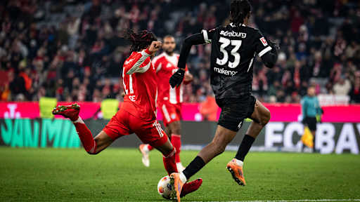 Dayot Upamecano beim Torschuss im Bundesliga-Spiel des FC Bayern gegen den SC Freiburg.